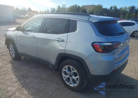 2025 Jeep Compass Latitude 4X4 z USA, uszkodzony, nr VIN 3C4NJDBN3ST529662